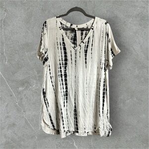 Crepas white and black tie dye short sleeve tunic top size 1x